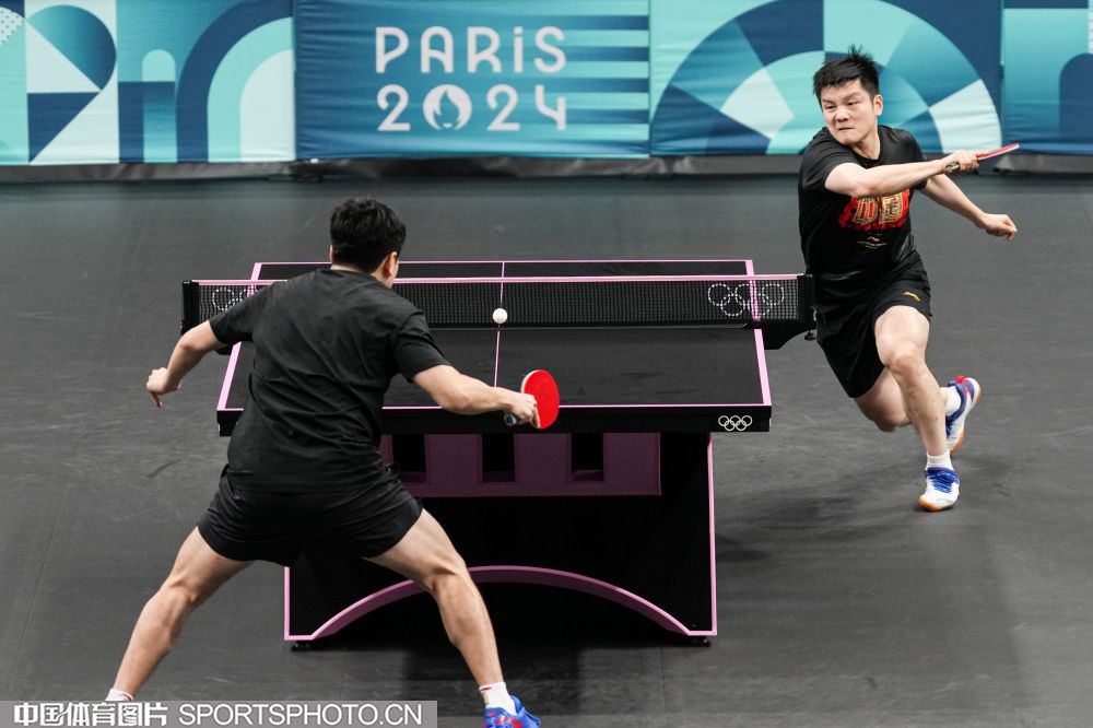 库里尝试用高尔夫球投洞，看起来比他投三分难多了
